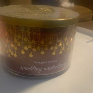 Yankee Candle Festive Sparkling Winterberry with Gold Design